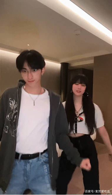 好身材 伊能静儿子晒自拍美照？自曝想变成女孩，穿紧身T恤大秀好身材