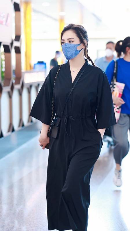 视觉 阿娇的40岁也太美好了,一身黑打扮虽很简单,气质高级比少女耐看