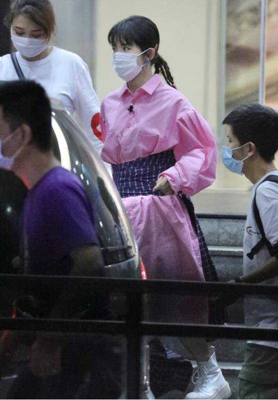 黑色 40岁的谢娜很会往年轻了穿，休闲装也有灵气，裙子展现女人味