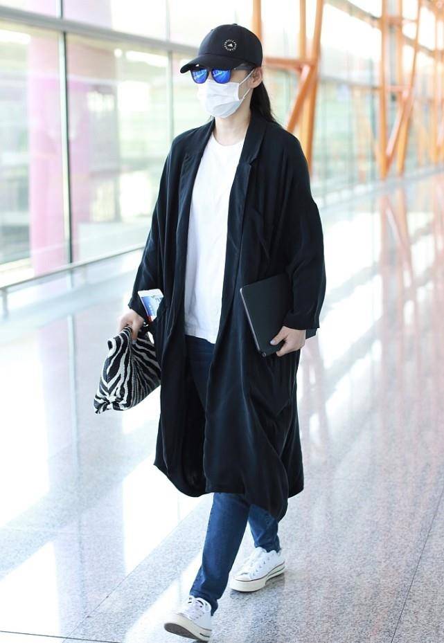 大包 梅婷戴墨镜气势好强，穿直筒大衣背大包，赶路的样子都带着名媛感