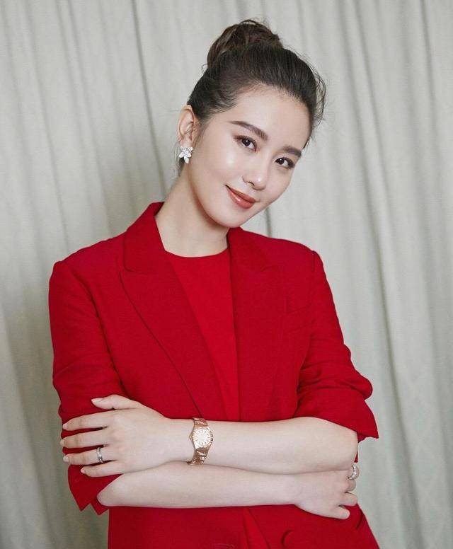 黑色 简约v领更显高级，优雅又大气；搭配黑色直筒皮裤，复古摩登，格外好看