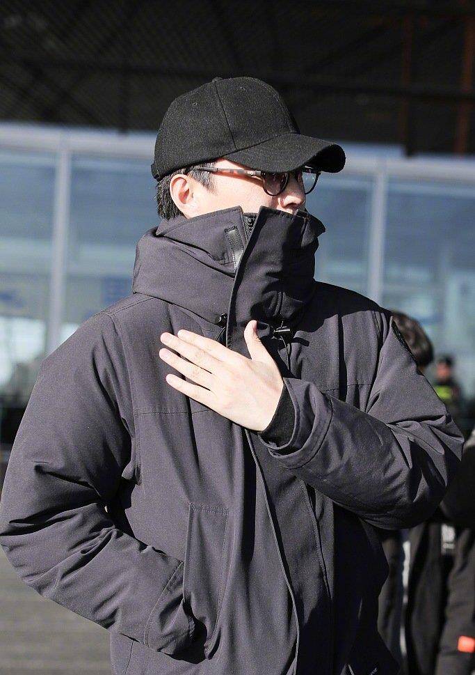 蓝色 老干部靳东认真过冬！棉服牛仔裤保暖有型，戴个眼镜更具高知气质