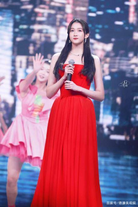 胡杏儿 大湾区中秋晚会:温碧霞露肩妩媚,赵丽颖又仙又欲,舒淇惊艳全场