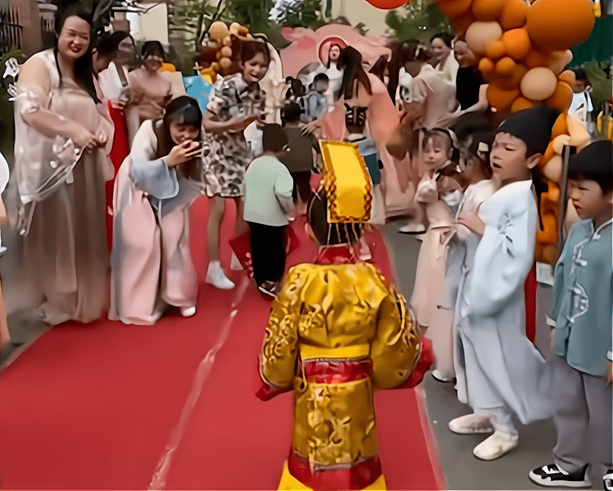 活动|江苏幼儿园举行汉服活动,男孩身披黄袍超抢眼,家长吐槽没必要