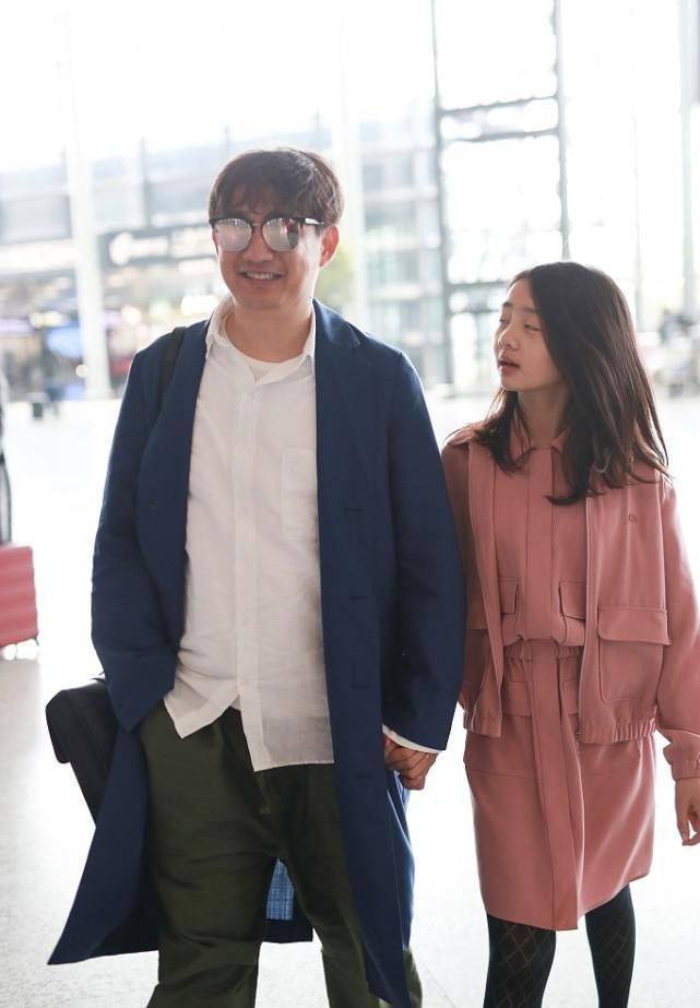 身材 黄多多真长大了，穿卫衣配短裤显得挺成熟的，不像15岁的样子