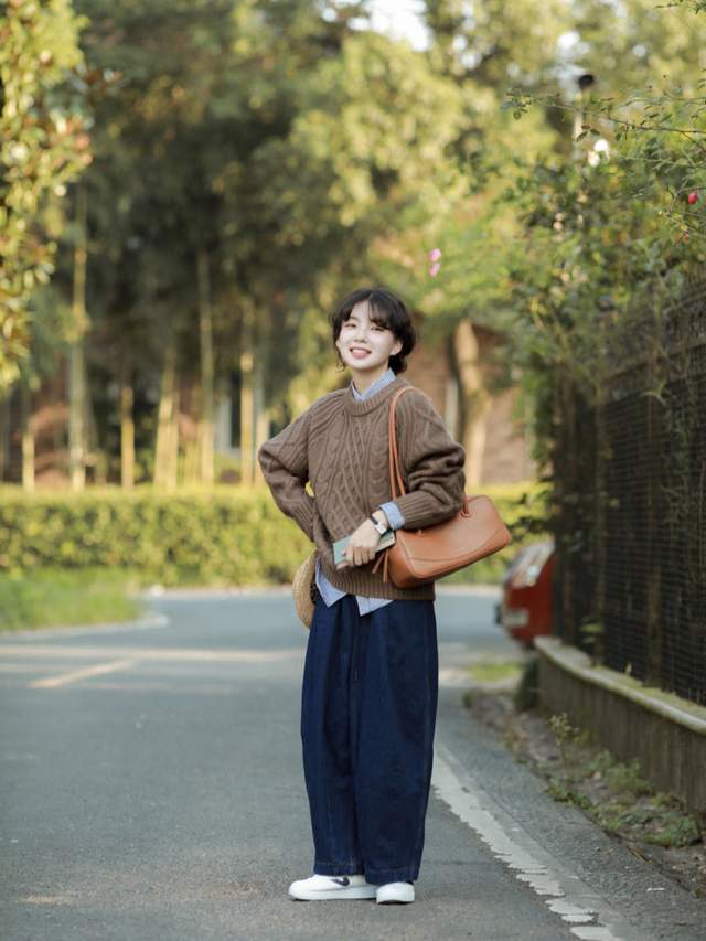 毛衣 小个子女生秋天怎么穿？咖啡色毛衣+深色牛仔裤，上身复古又时髦