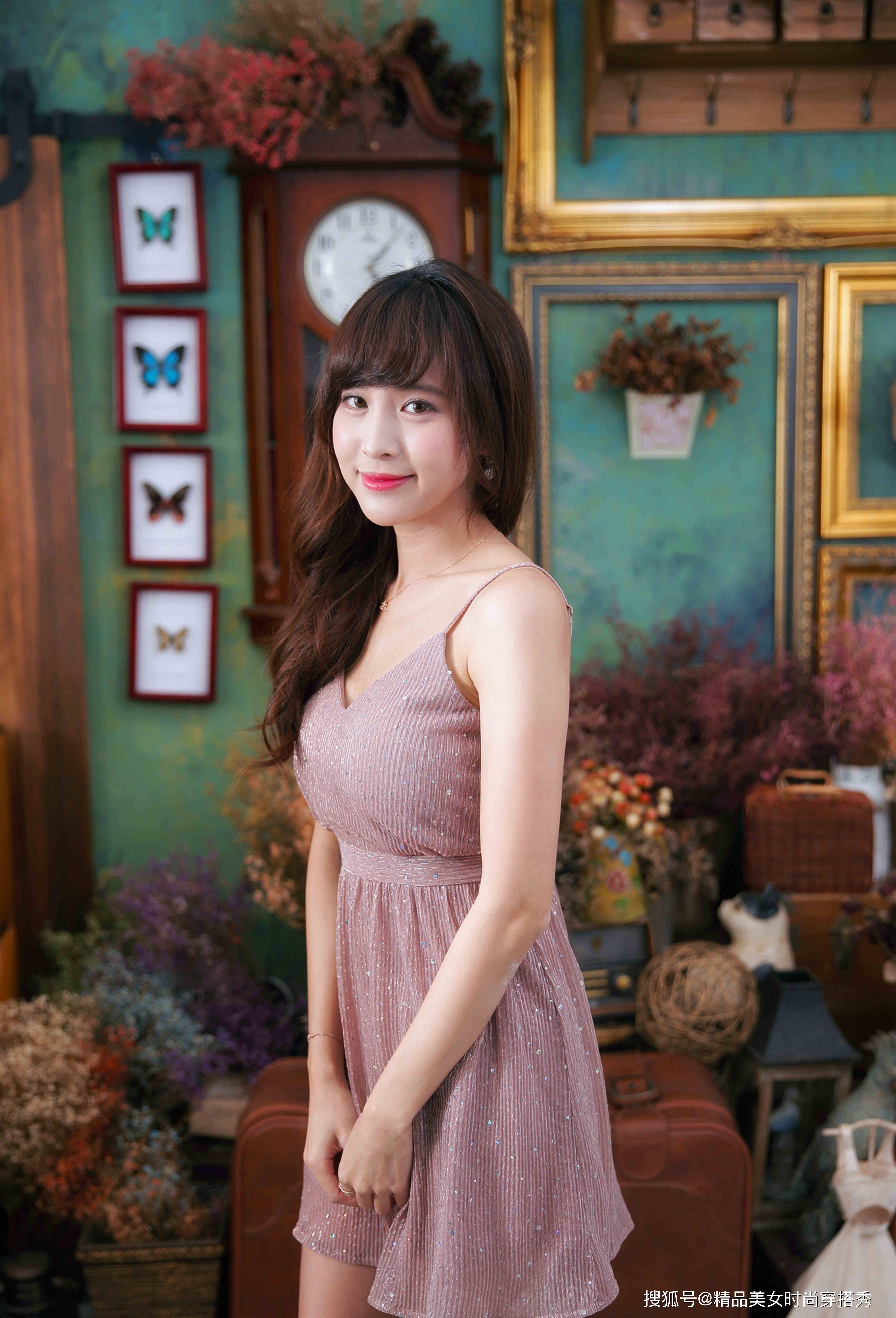 风琴 小情侣约会穿搭，暗紫色吊带裙，甜美又优雅范十足