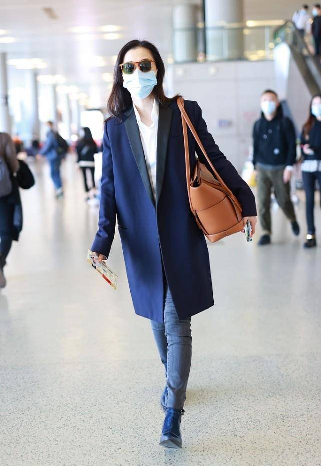 大包 梅婷戴墨镜气势好强，穿直筒大衣背大包，赶路的样子都带着名媛感