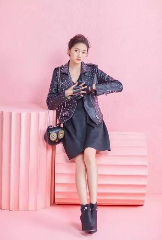 材质 关晓彤逛街买衣服，快1米73的身材穿皮衣真酷，就是丝袜有点土