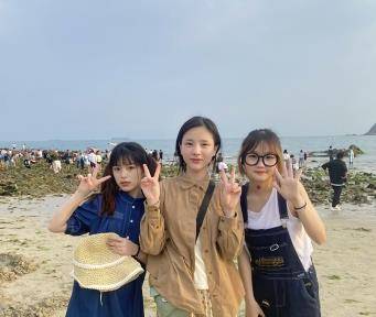 化妆品小霸宠首次透露素颜直播原因，审美跟大家不同，觉得满脸痘很好看