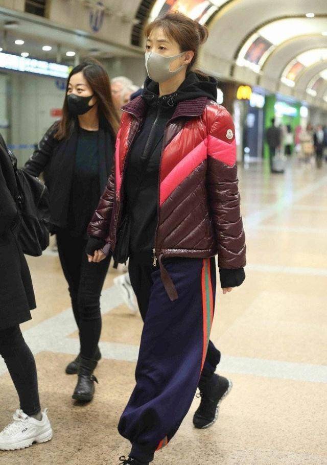 何有强蒋欣穿同套羽绒服套装，只是换错发型，网友：少女秒变土气大妈