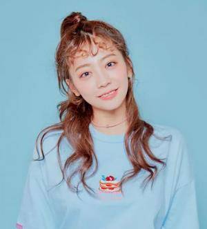 棕色 清新有活力的半扎发,半扎起的丸子头清爽干净,十分的甜美迷人