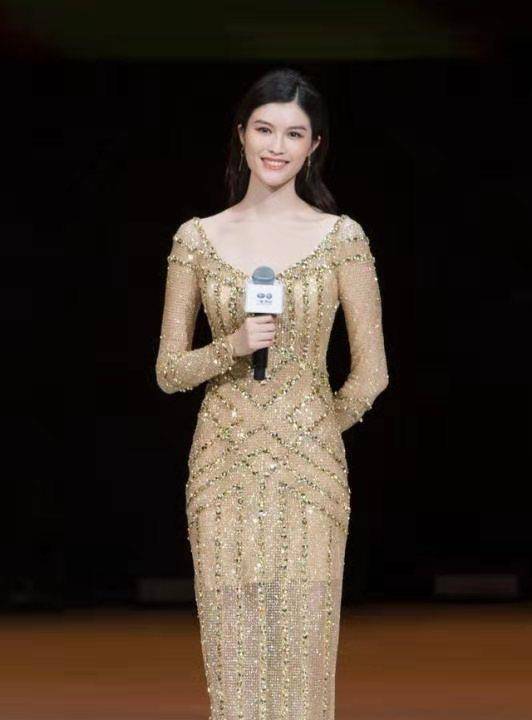 金色 陆毅一家3口造型不错，尤其是鲍蕾穿金色礼服裙，优雅大气又时尚