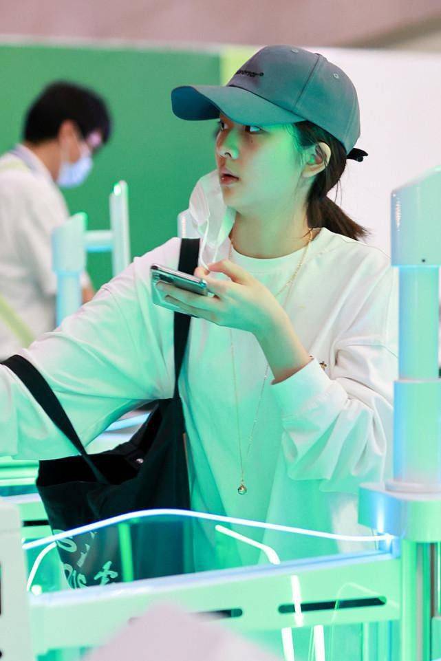 身材 黄多多真长大了，穿卫衣配短裤显得挺成熟的，不像15岁的样子