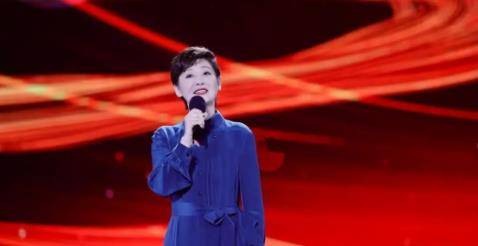 大婶 徐帆带养女走机场，穿棉麻衫配低档裤，穿出了大婶们想要的年轻感