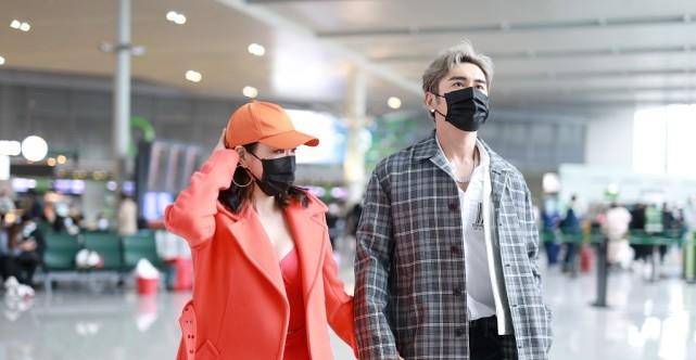 老公 钟丽缇穿得比自己第三任老公还嫩，一身气质搭配，真挺有个性的