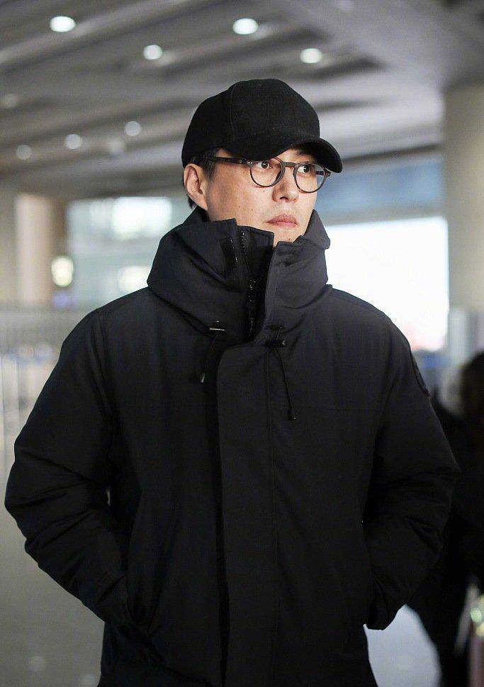 蓝色 老干部靳东认真过冬！棉服牛仔裤保暖有型，戴个眼镜更具高知气质