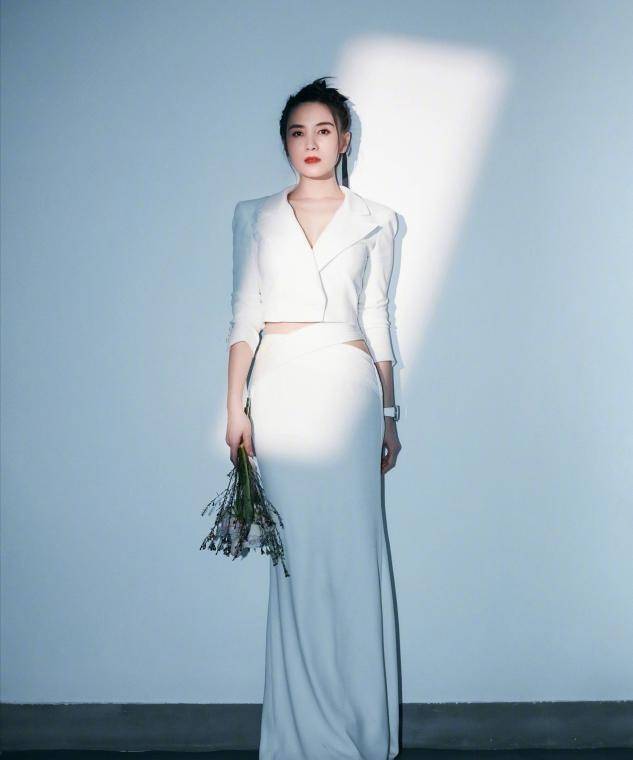 身材 真正见过大场面的女人,很少会穿T恤短裤,看宋佳就知道了