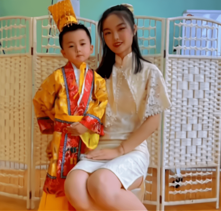 活动|江苏幼儿园举行汉服活动,男孩身披黄袍超抢眼,家长吐槽没必要