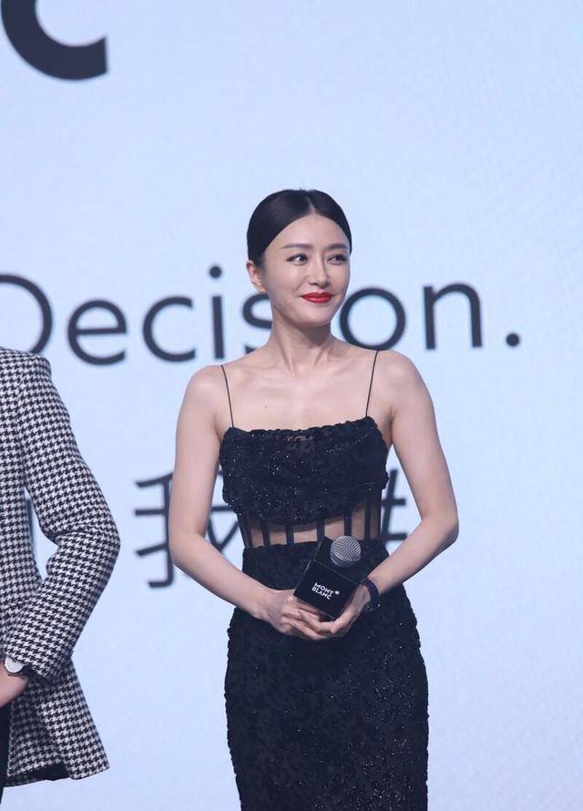 黑色 秦岚胆儿真大，穿吊带长裙仅靠两根细绳支撑，黑色豹纹尽显野性美