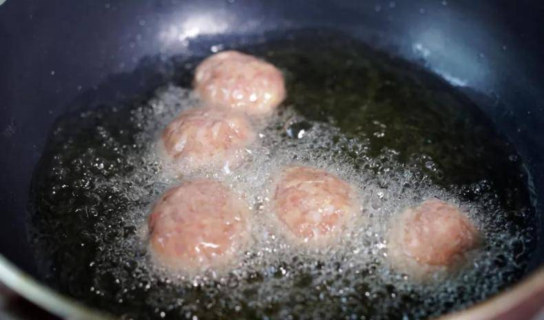 油加水会沸腾 a802ceb0af61490fb7318cec74f15708.jpeg