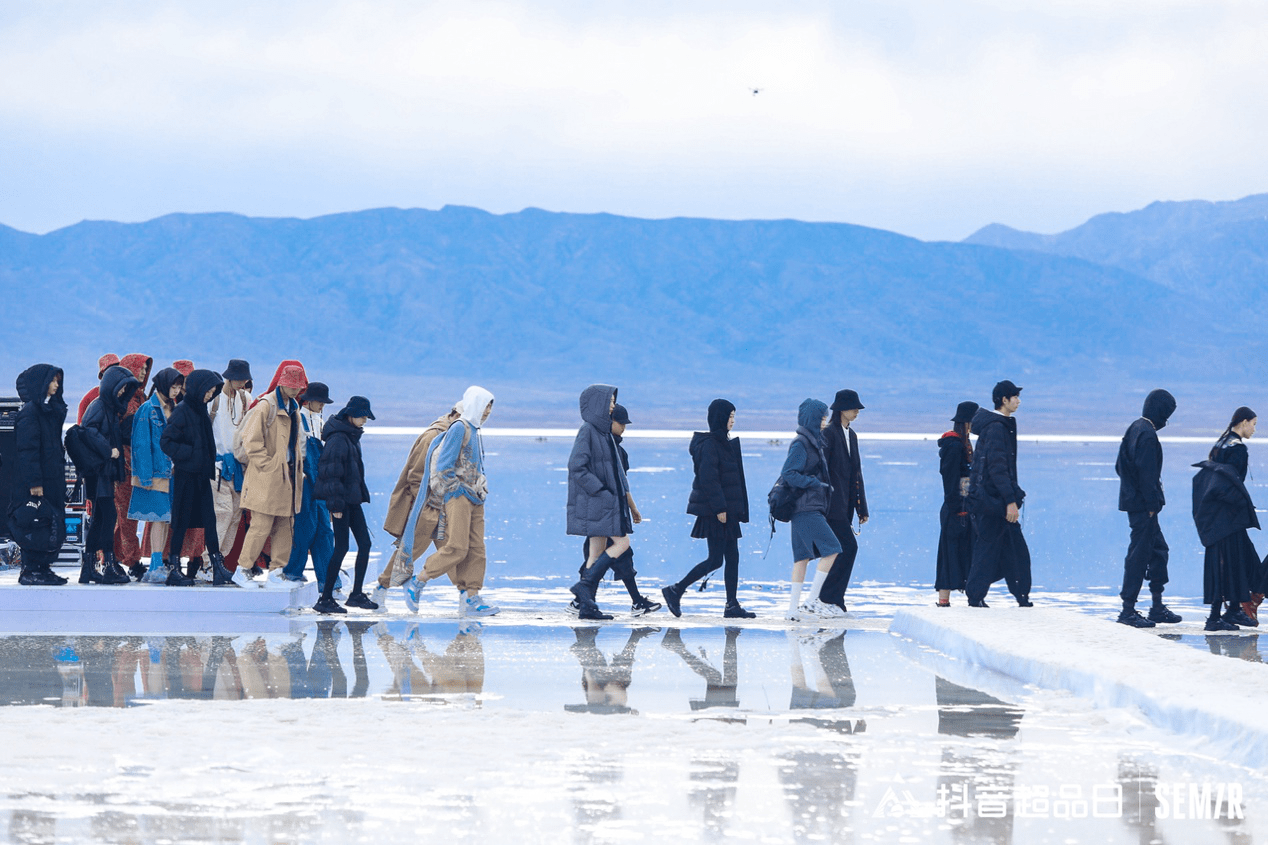 音超 在3059米海拔的天空之境打造沉浸式走秀