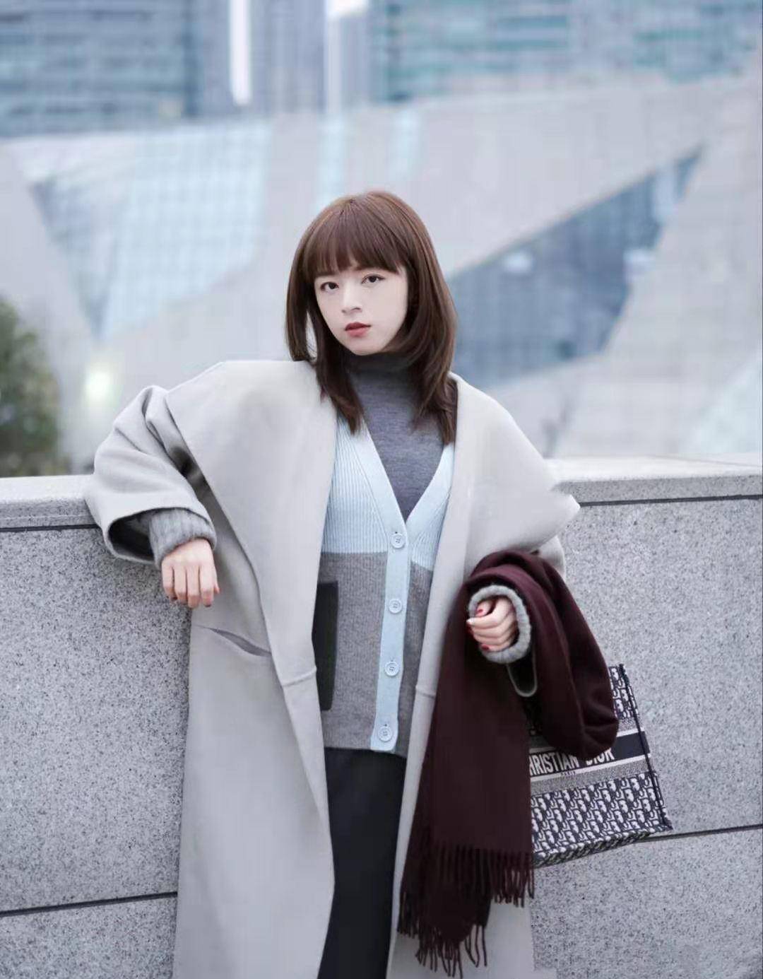 黑色 时尚轮回，买大衣首选“经典色”，不过时的时髦