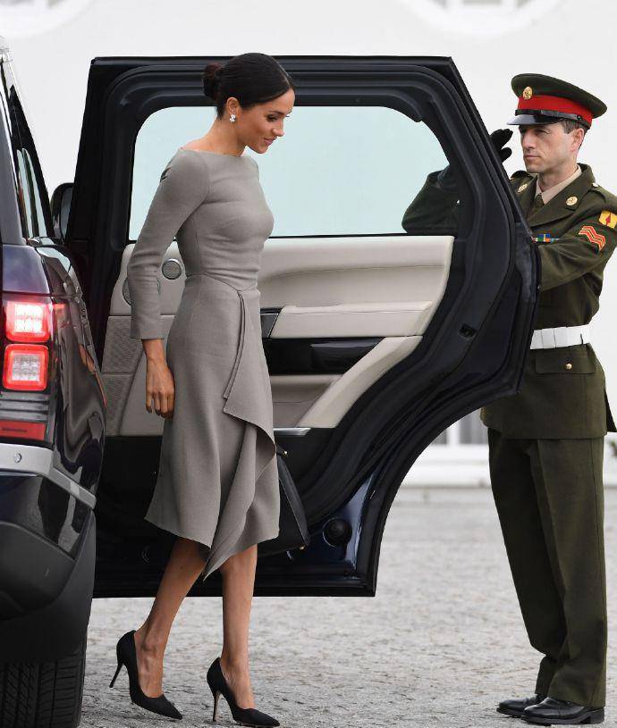 高跟鞋 梅根终于穿错鞋，踩双坡跟鞋真够土，一万多印花裙穿成一百地摊货