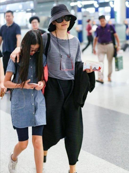 大婶 徐帆带养女走机场,穿棉麻衫配低档裤,穿出了大婶们想要的年轻感