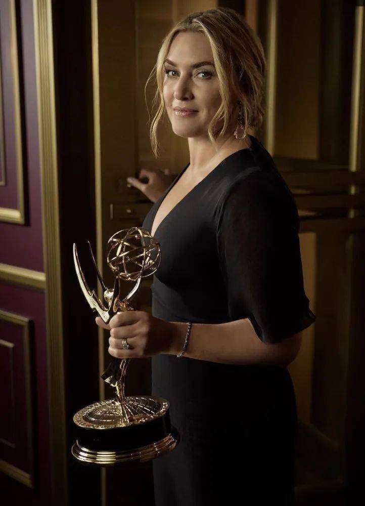 梅尔|平静处炸裂沟壑,这部剧第一集带来的惊悚让人感到可怕,女神力作