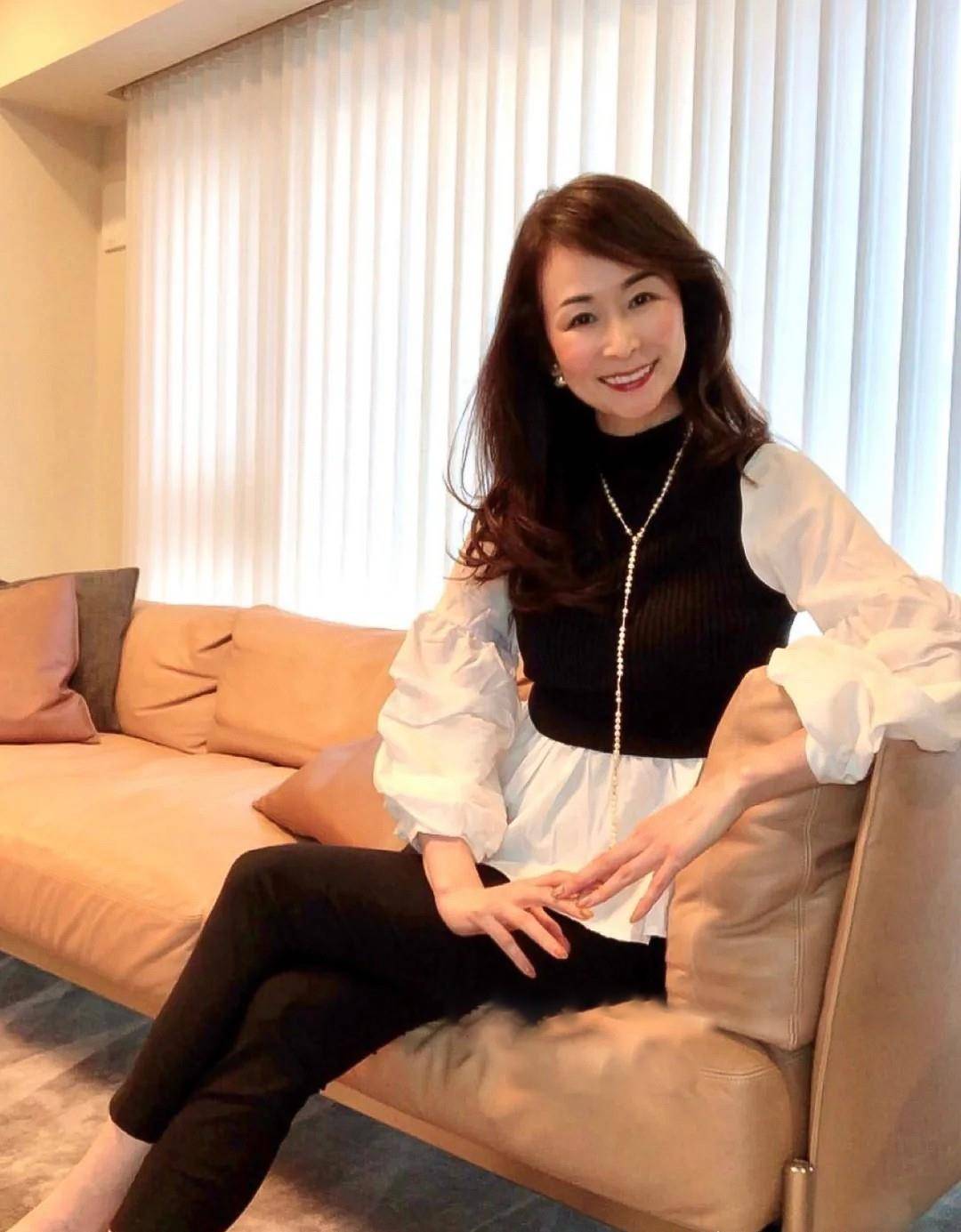 主妇 女人腿粗屁股大，尽量别总穿黑裤子！瞧日本主妇这样，时髦又好看