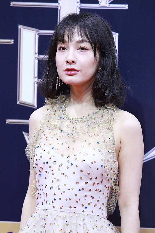 鞠婧祎 吴昕和鞠婧祎的身高差不多，但气质相差大，穿的礼服风格也不同