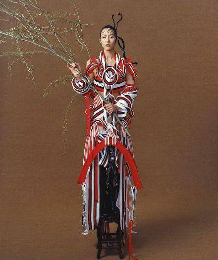 设计 意大利品牌跨界苗族设计，刘雯化身苗寨少女，国潮燃起来不得了