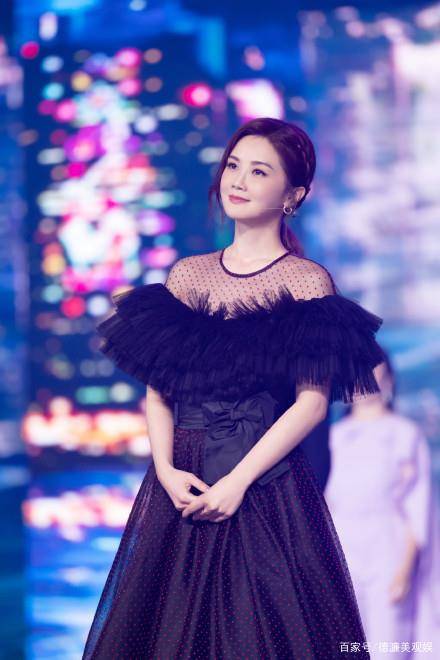 胡杏儿 大湾区中秋晚会:温碧霞露肩妩媚,赵丽颖又仙又欲,舒淇惊艳全场