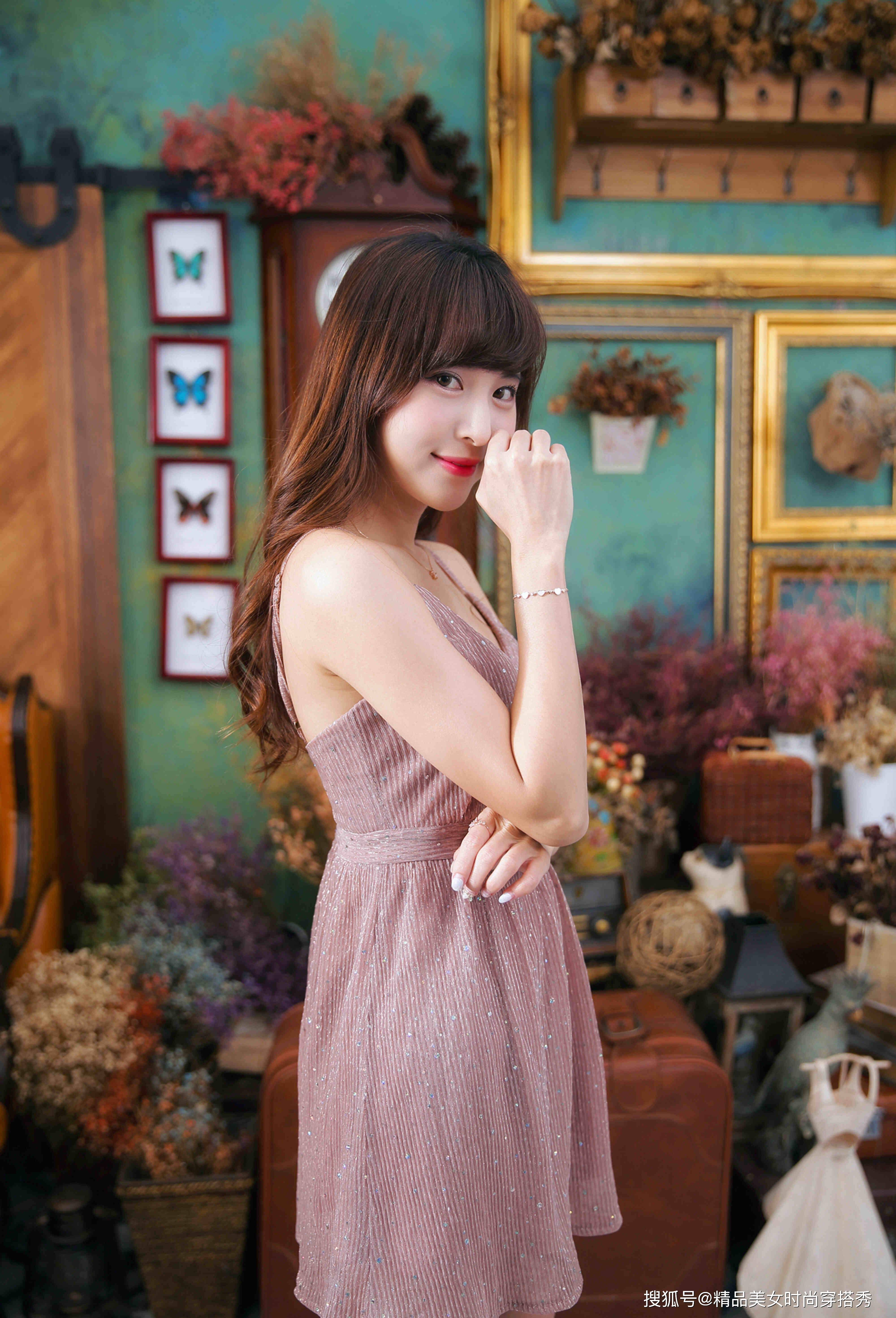 风琴 小情侣约会穿搭，暗紫色吊带裙，甜美又优雅范十足