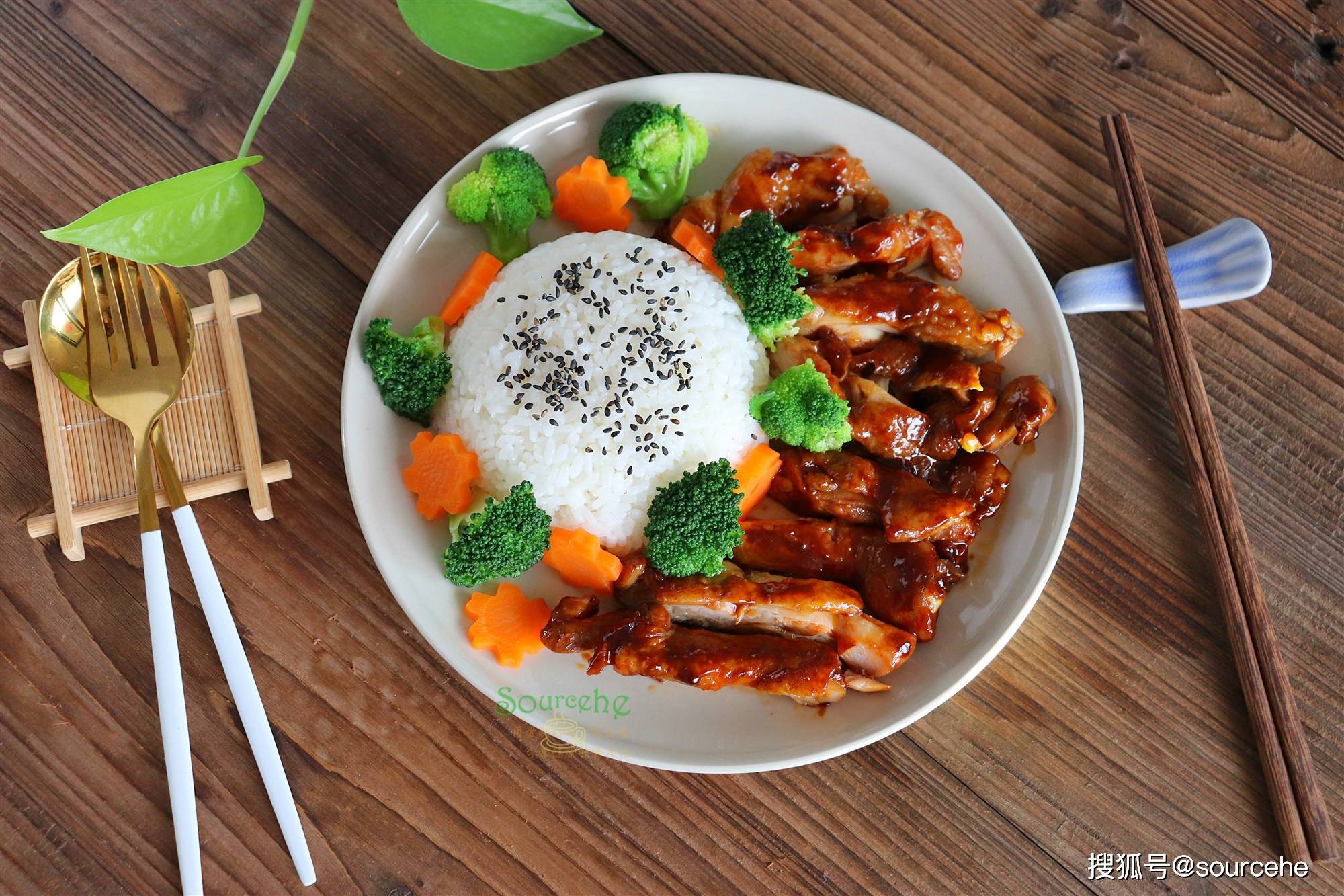 鸡腿饭加一种酱汁外焦里嫩搭配胡萝卜和西兰花好看又好吃