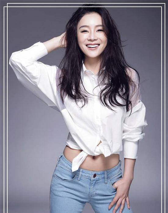 毛衣 袁姗姗再穿黄卫衣秀少女感!不过多加件白大衣,减龄效果就翻倍!