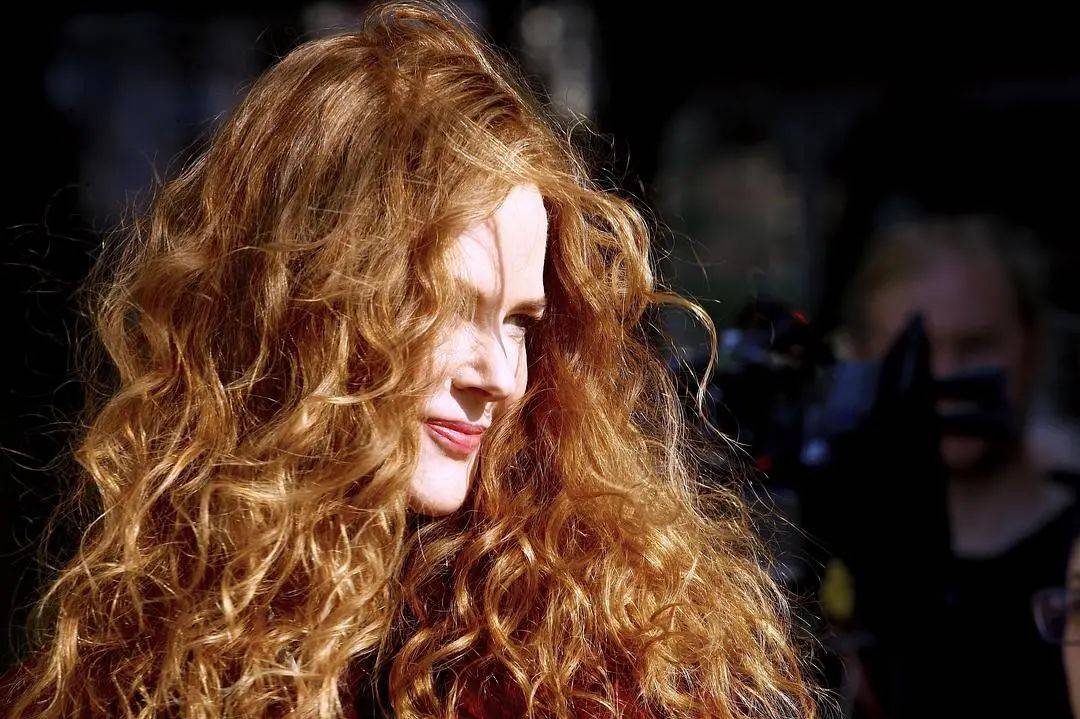 梅尔|平静处炸裂沟壑,这部剧第一集带来的惊悚让人感到可怕,女神力作