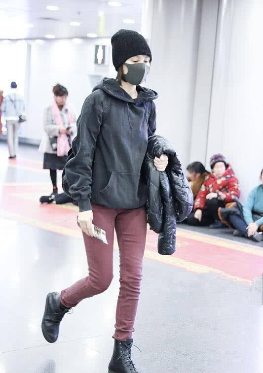 卫衣 袁泉外穿连帽卫衣,搭配酒红色裤子,这身减龄打扮好显气质!