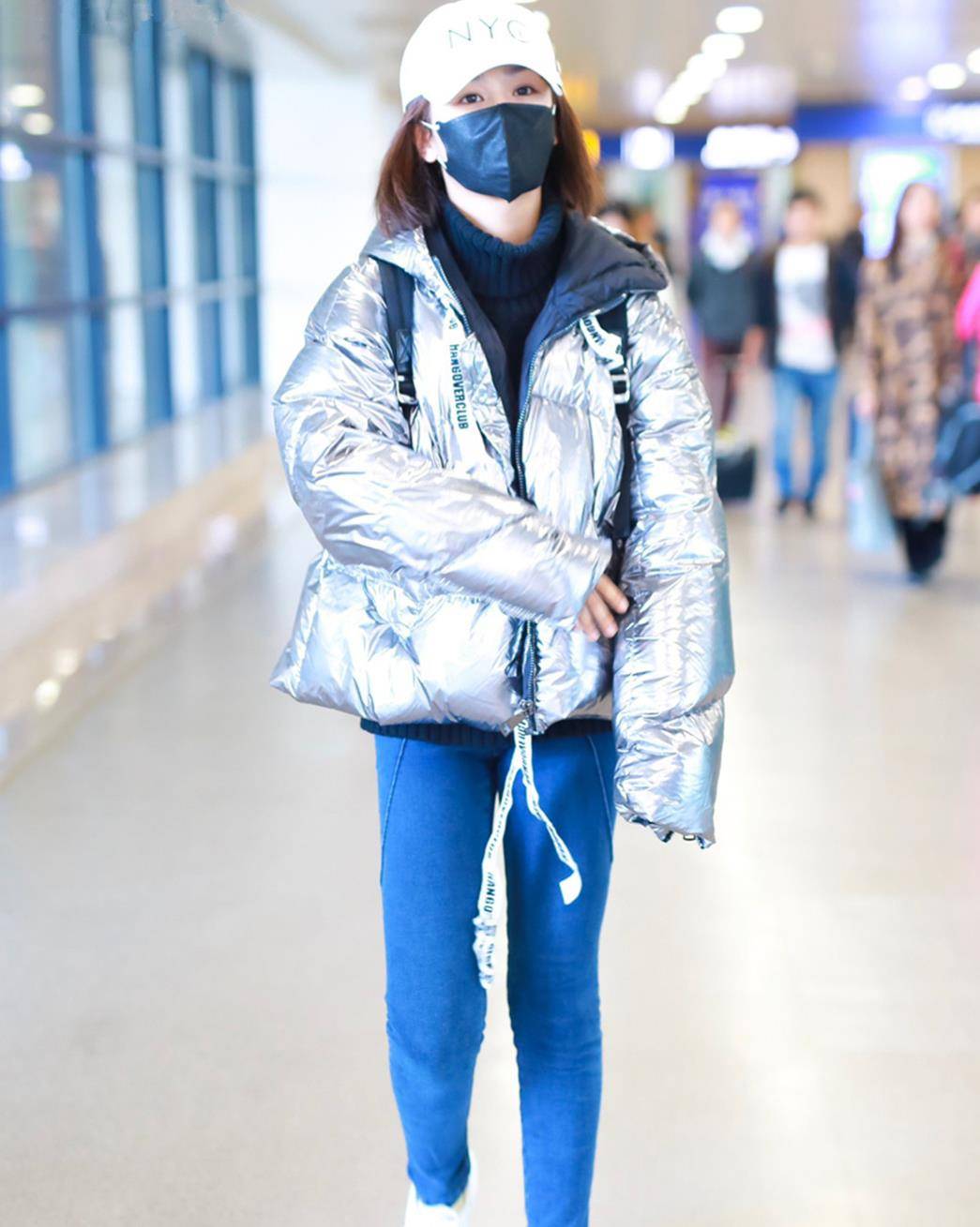 黑色 杨紫现身机场，再穿羽绒服配卫衣，要温度不要风度？