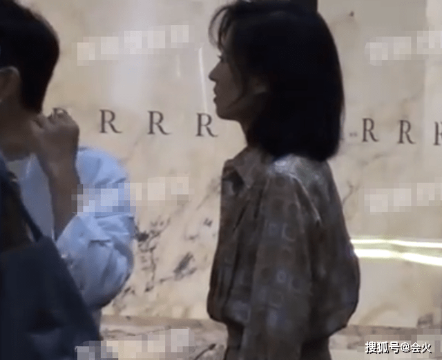 观众45岁刘敏涛深夜开工被拍，皮肤白皙腰肢纤细，与工作人员开心热聊