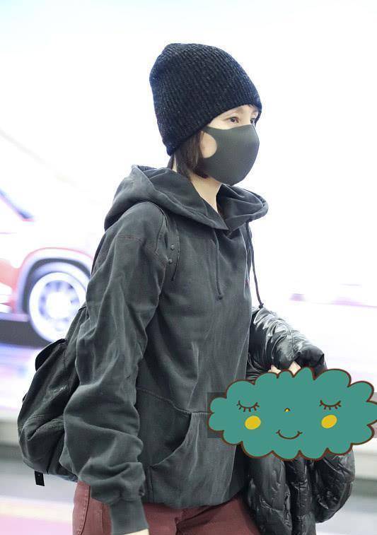 卫衣 袁泉外穿连帽卫衣,搭配酒红色裤子,这身减龄打扮好显气质!