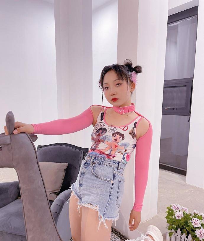 粉色 辣目洋子又“辣眼”了，模仿女团穿热裤真大胆，还真像个idol的样