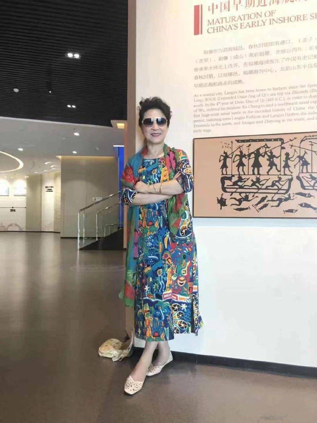 乡村挺乡村大妈的衣服，被王馥荔穿的像个贵妇一样，74岁还这么漂亮！