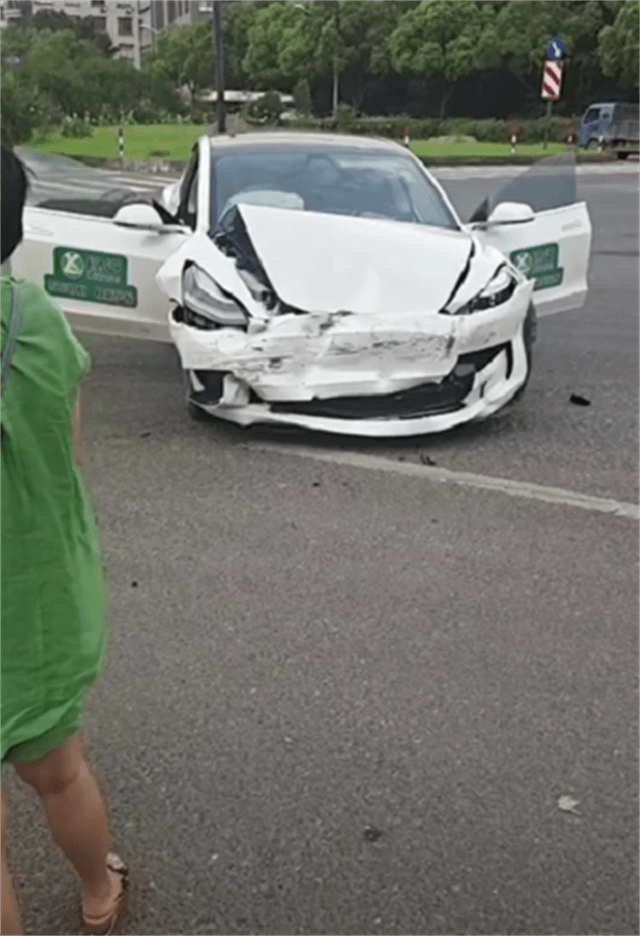 特斯拉model 3又出事故!撞翻suv,不知是否因为刹车