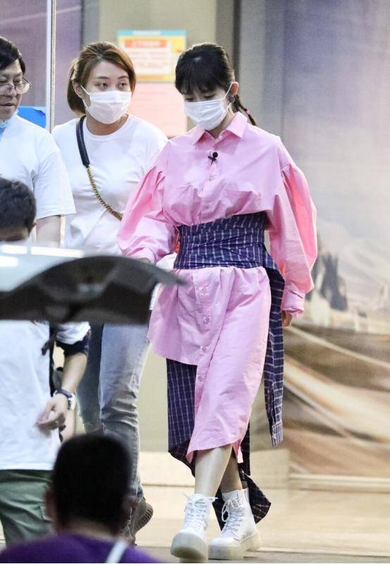 黑色 40岁的谢娜很会往年轻了穿，休闲装也有灵气，裙子展现女人味