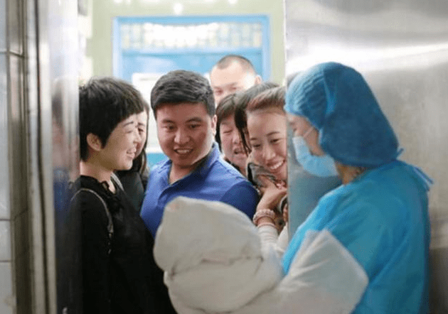 母则刚|宝妈深夜生二胎，家属等待区却只有大宝在，画面有些令人心酸