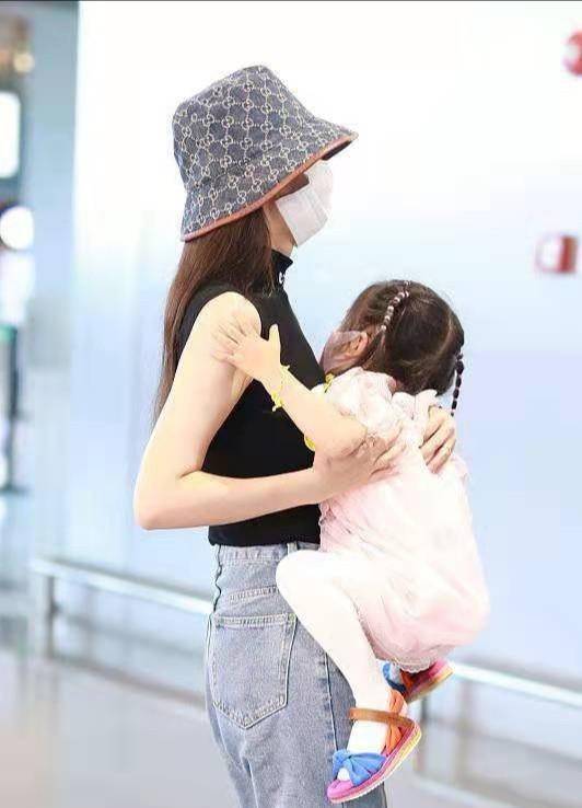双手 颖儿带娃走机场，双手抱娃秒变女超人，3岁女儿扎小啾啾大头抢镜