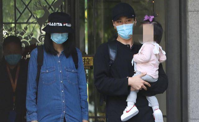 黑色 40岁高圆圆产后身材难恢复！穿牛仔衣太显水桶腰，女神惨变路人