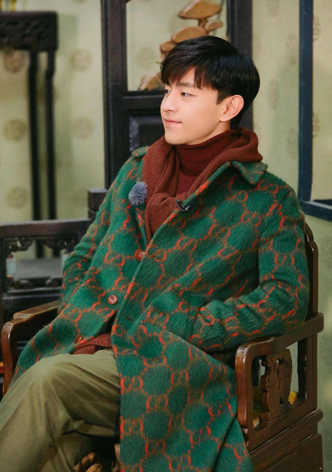 邓伦 邓伦大衣穿出新花样！红配绿不仅不难看，穿上之后帅气十足